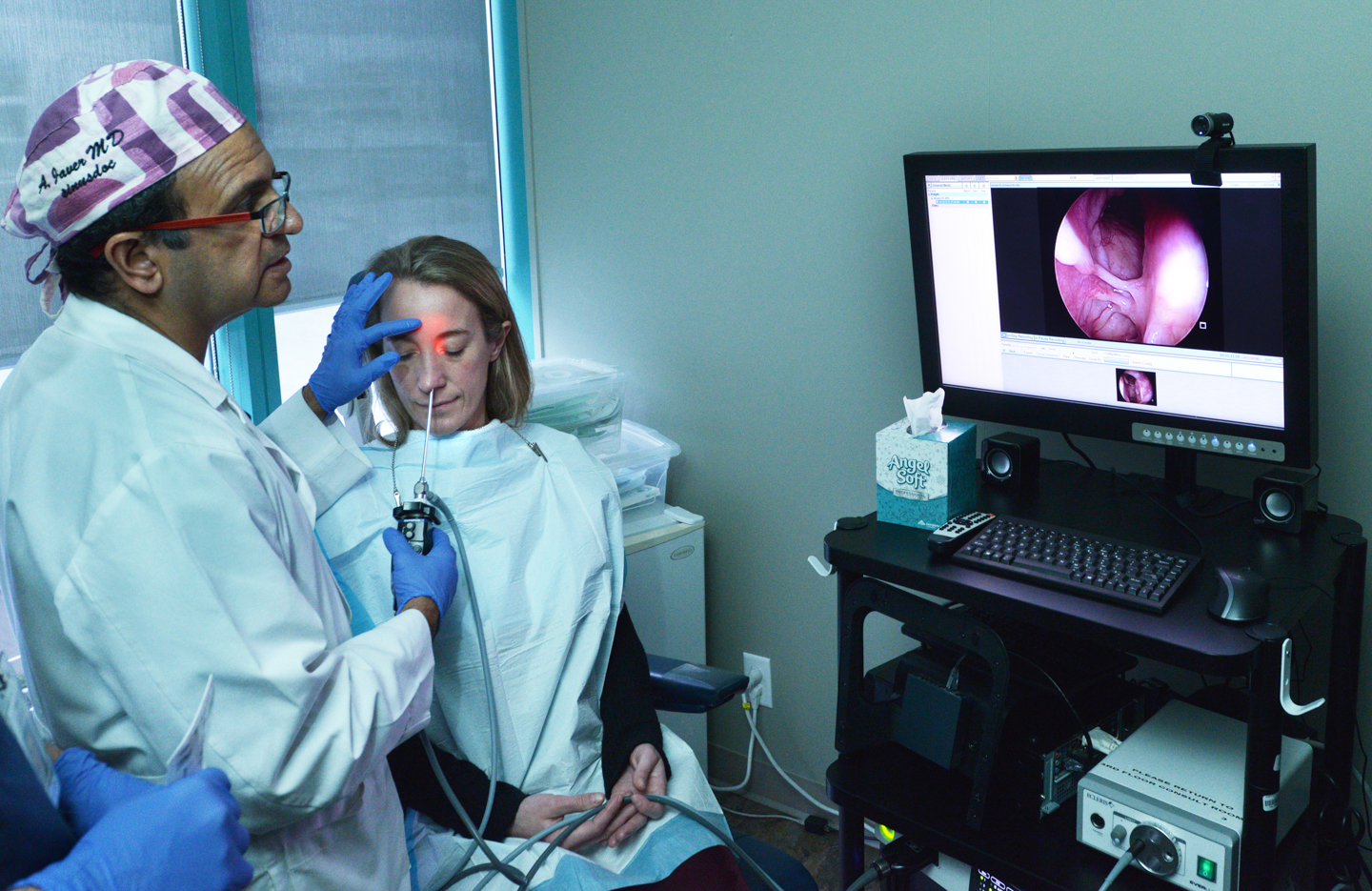 Image of Dr. Amin Javer performing a Sinuwave Photodisinfection treatment on a patient