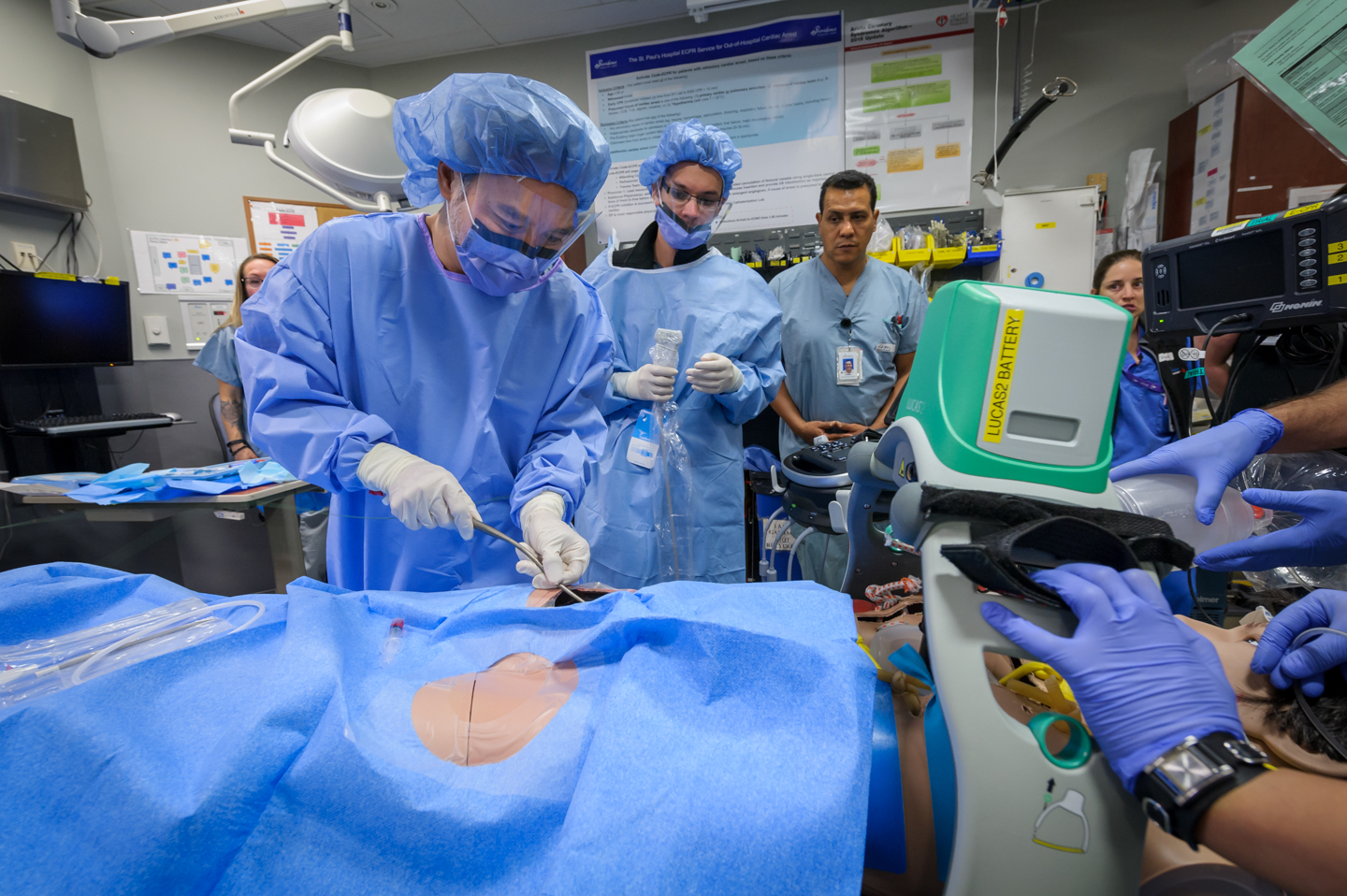 Image of A doctor performs ECPR simulation procedure.