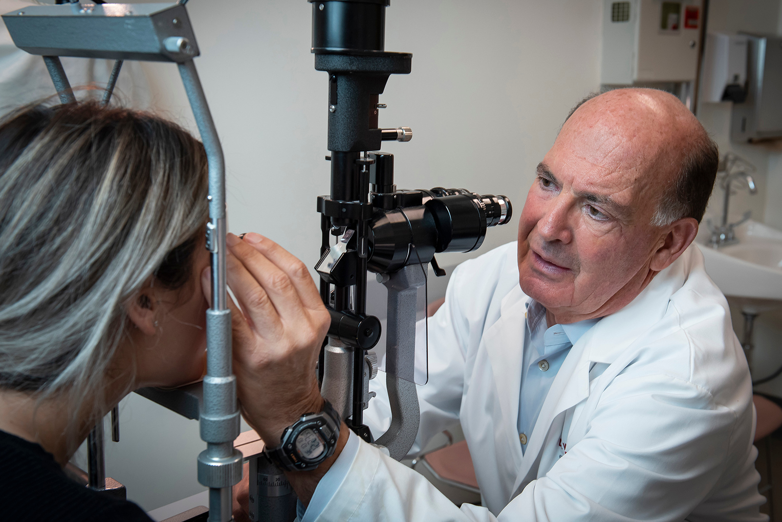 Image of Dr. William Ross examines a patient